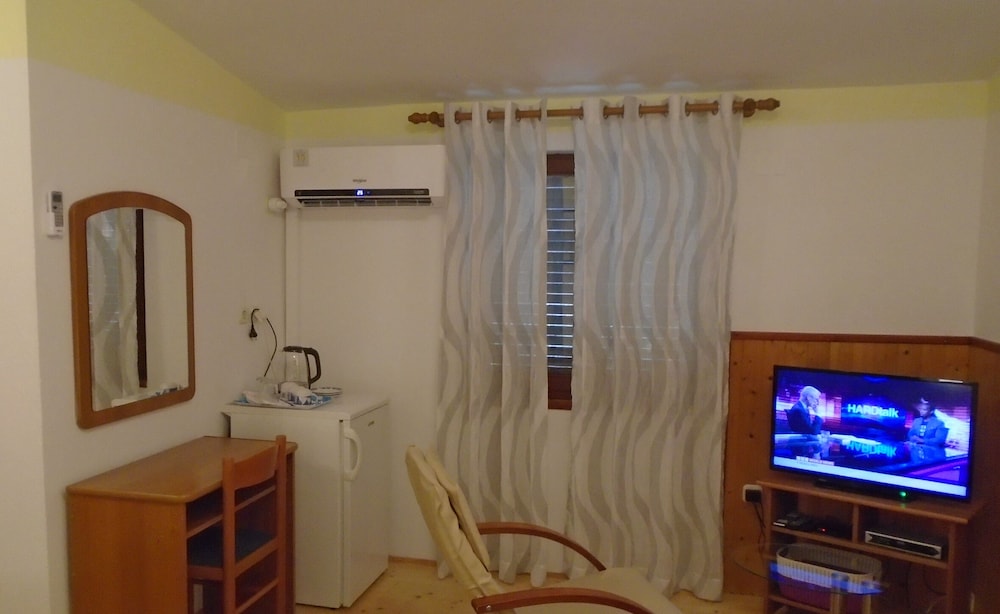 ROOMS MATEA PULA