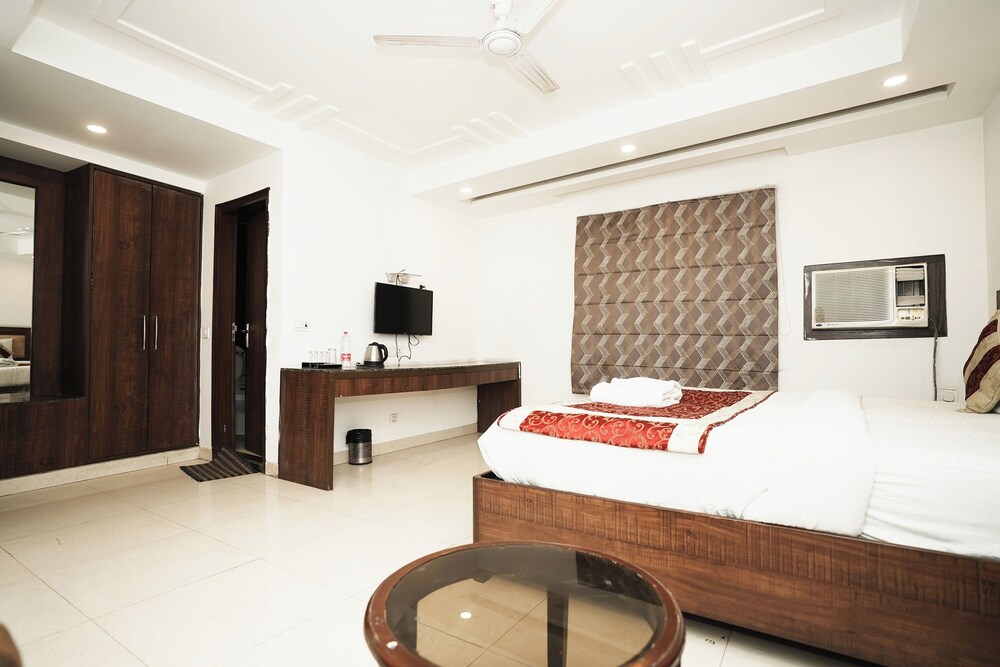 Hotel Peridot Near IGI Delhi Airport view 3