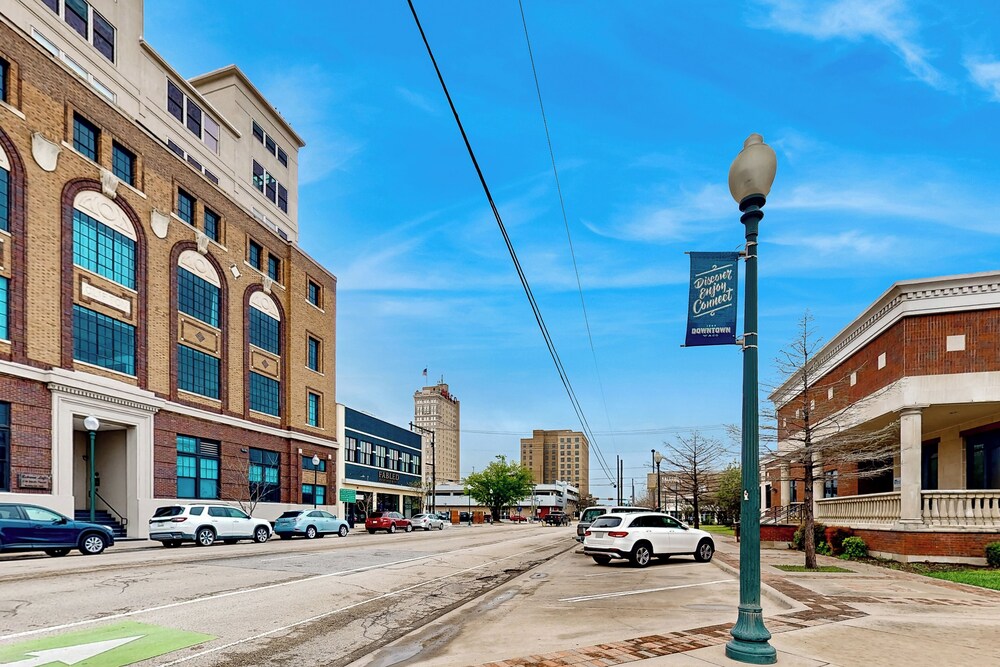 Luxe 1BR Downtown Loft in Historical Building