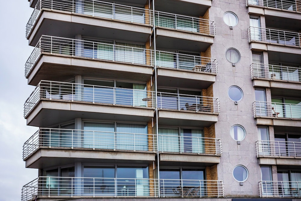 Modern, Luxurious Corner Flat on the Seafront
