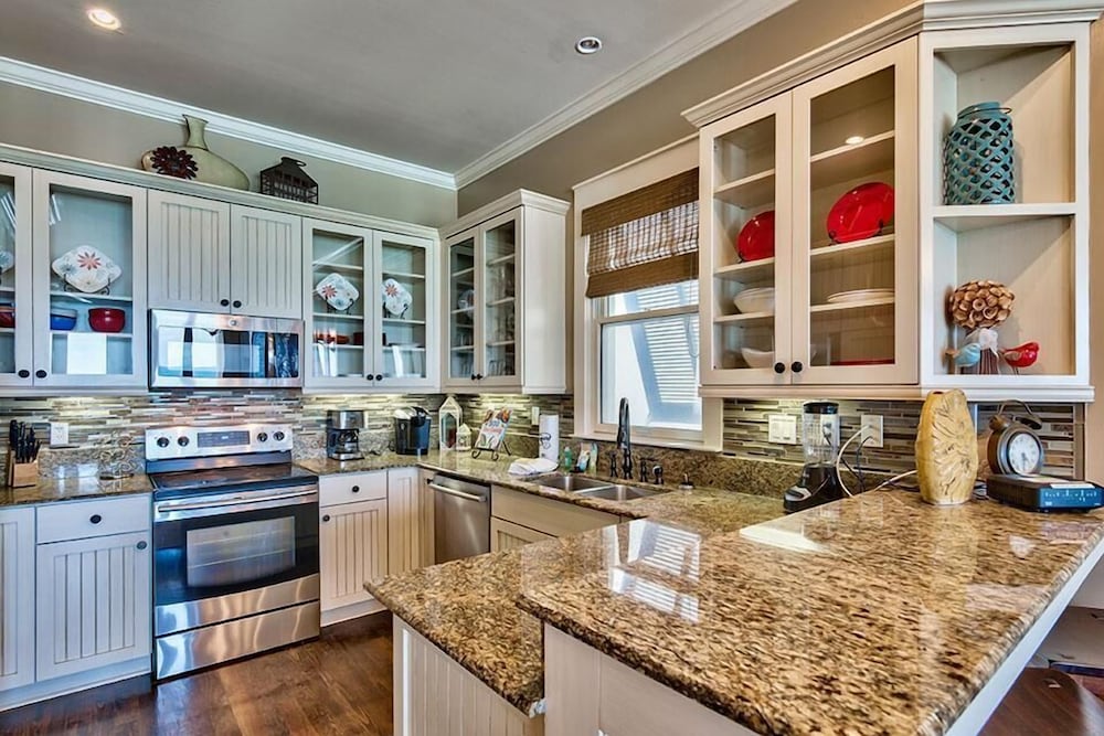 Bella Vizio 5 Bedroom Holiday Home by Five Star Properties