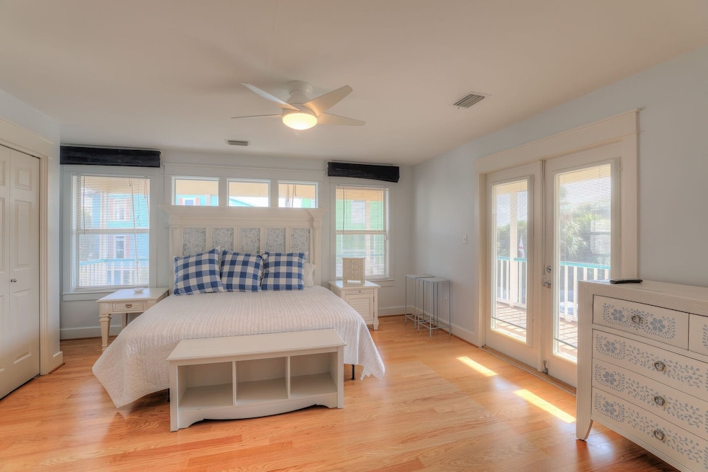 Holiday House by Avantstay Oceanview Steps to Beach