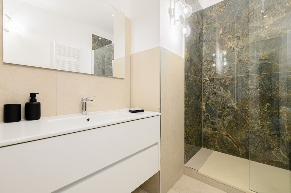Into Mann in Naples With 5 Bedrooms and 5 Bathrooms