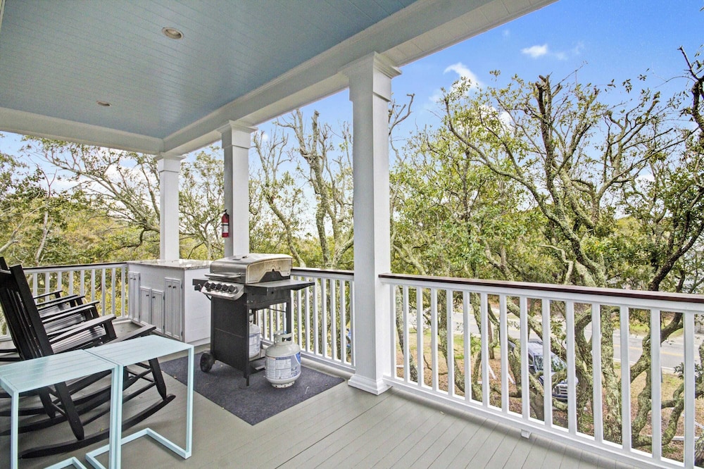 Steps to the Beach! Pool, Gym, Game Room, Movie Theater 3301 Palm by Avantstay