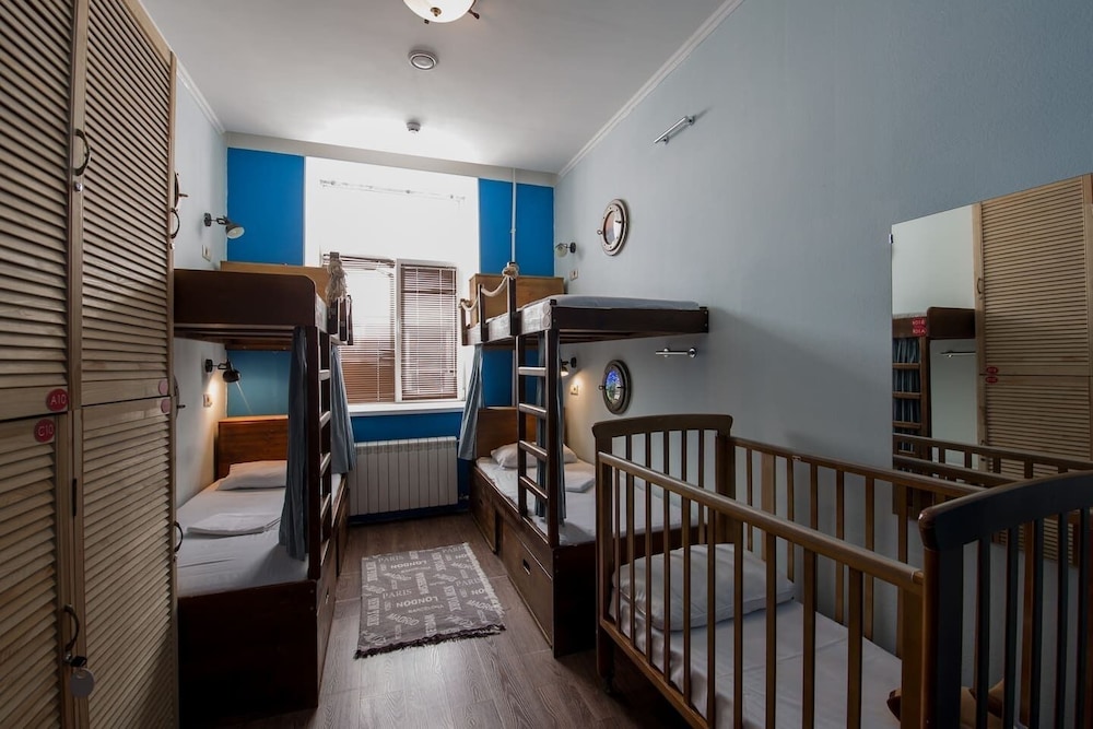 Mini hotel Artist on Baumanskaya - Hostel