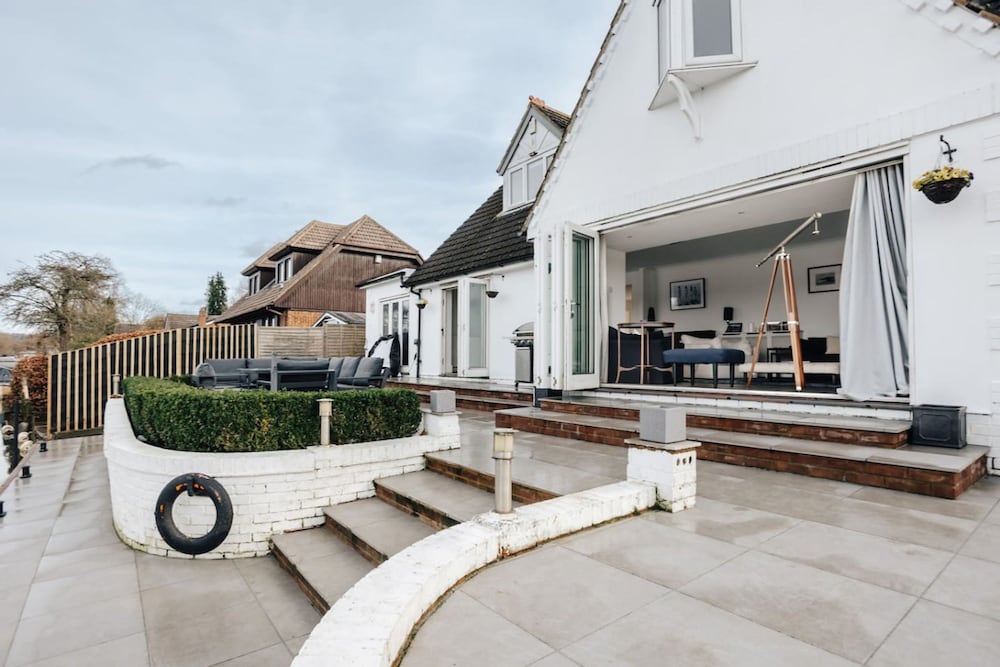 Riverside Cottage - From 1088 Per Night