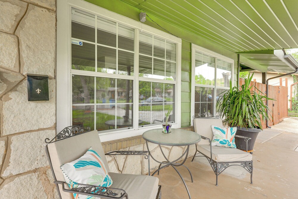 7 Mi to Dtwn San Antonio: Charming Home w/ Yard