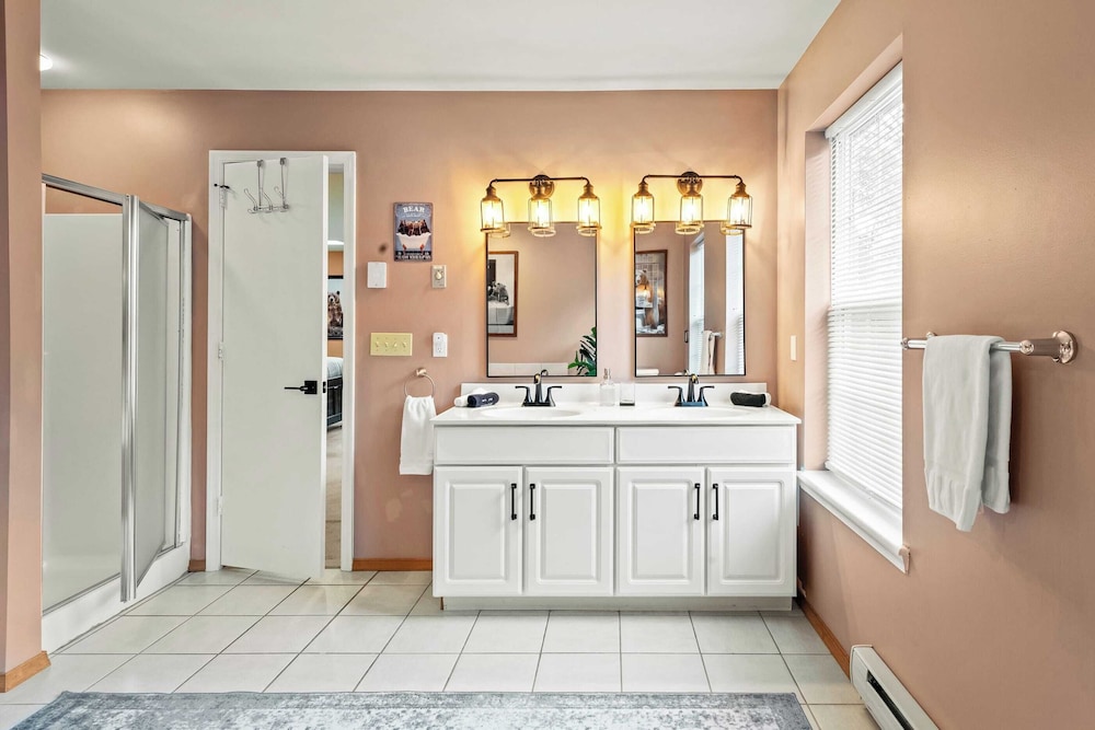 Lakeview Retreat w/ Kayaks, Game Room, Firepits Gated Community w/ Lake + Beach Access