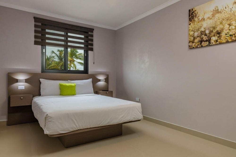 NEW 6BR Villa w Pool Across Street Palmbeach