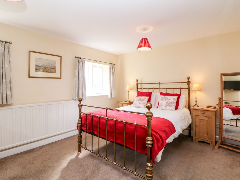 Underbank Hall Cottage view 4