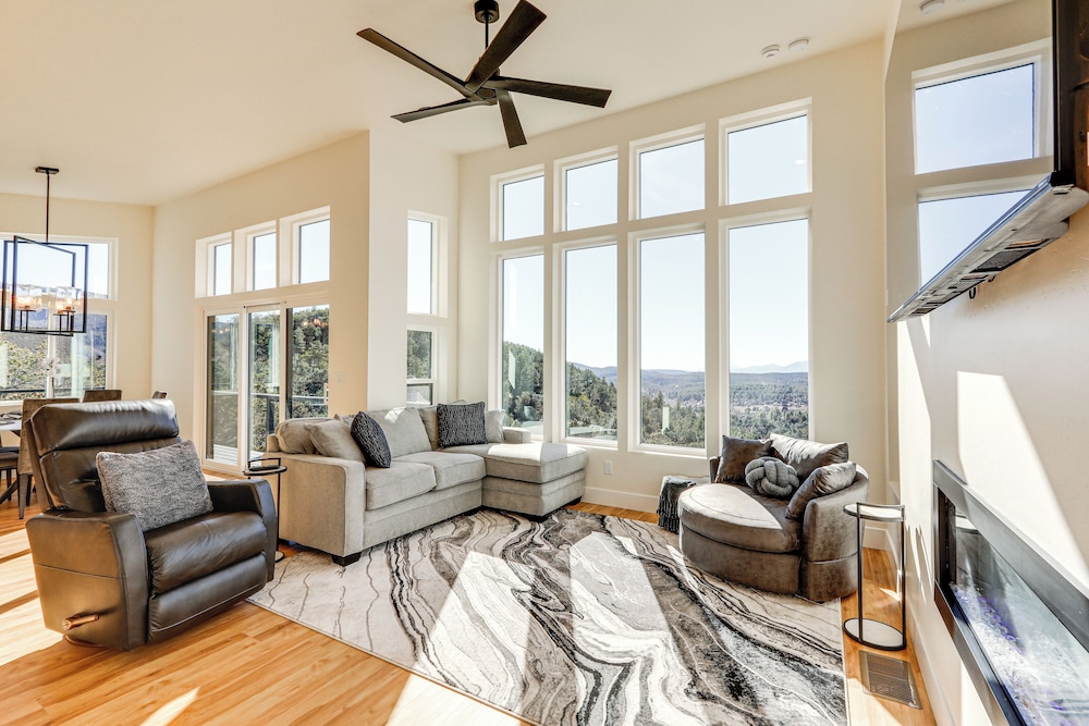 Hot Tub & Panoramic Mtn Views: Pine Retreat!