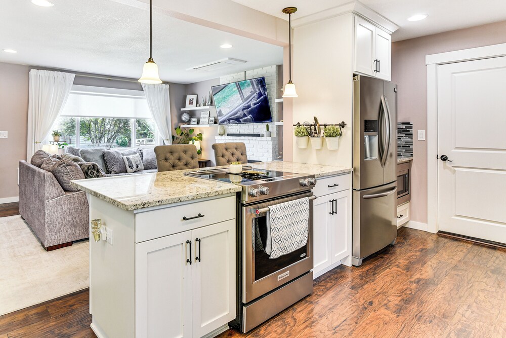 7 Mi to Vancouver Waterfront: Sleek Home w/ Yard!