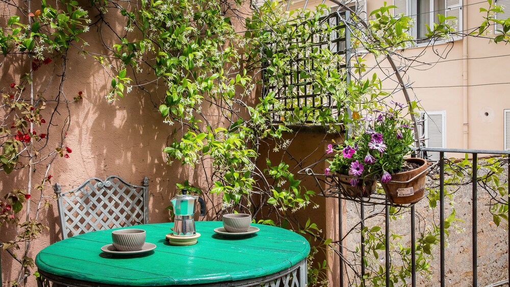 Rental in Rome Arco della Ciambella Penthouse