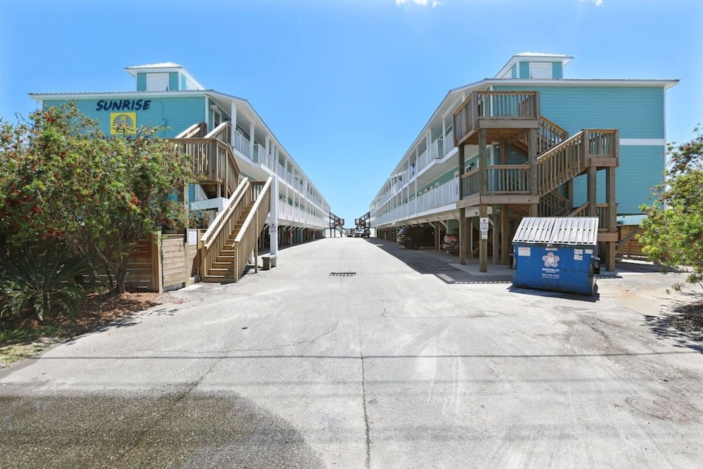 Sunrise Village 215- 2BR 1BA Gulf Front Sleep 6