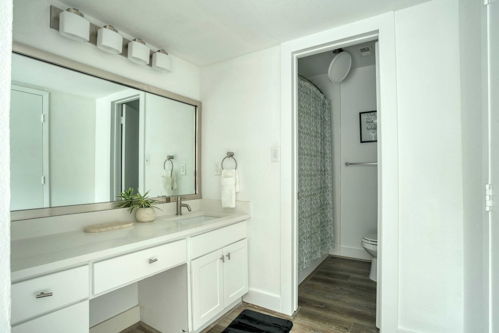 Austin Escape, Prime Location + Shared Yard Oasis Fairlawn Buyout by Avantstay