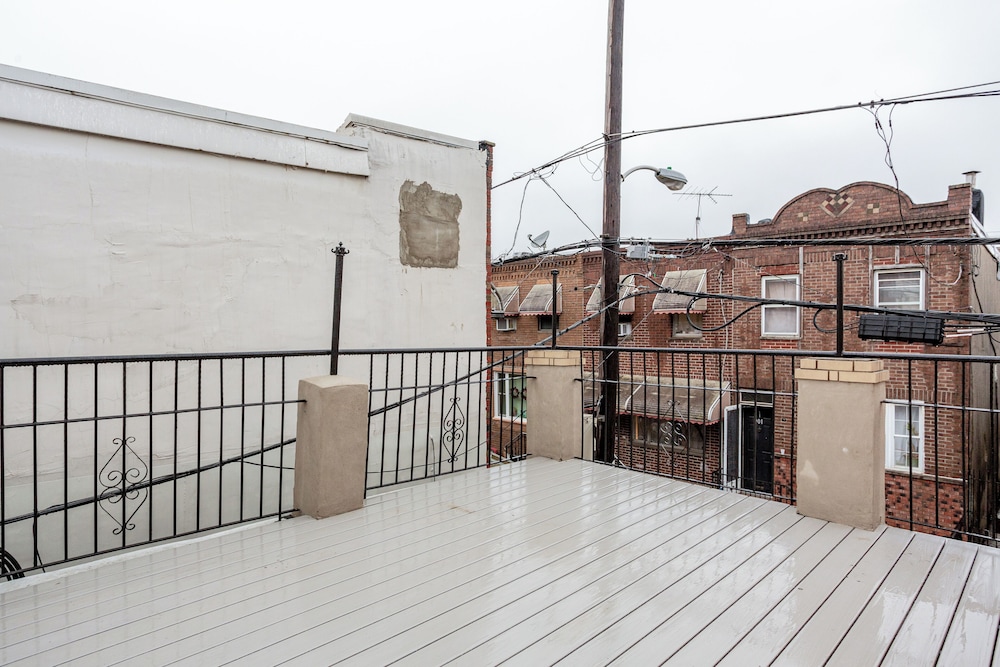 Stylish Minimalist Stay in City Center
