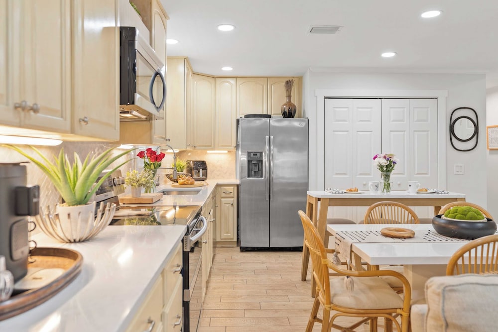 Newly Renovated! 2-min Walk to the Beach The Coastal Cottage by Avantstay