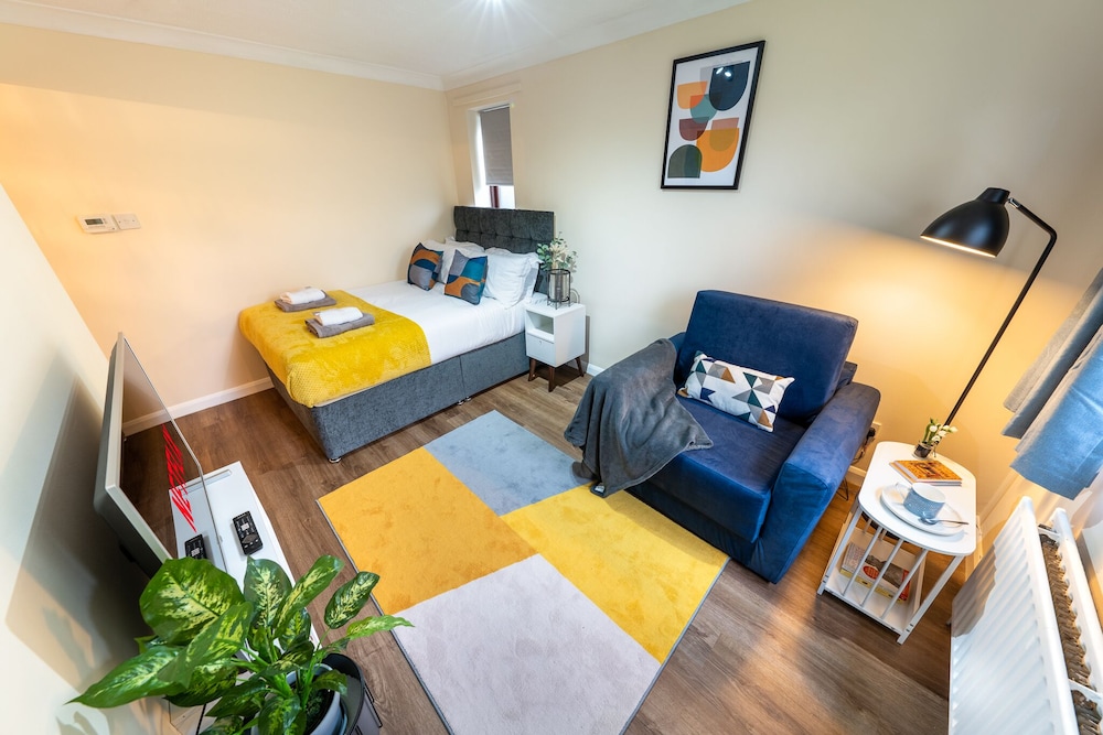 Staines Studio Apartment - Heathrow view 4