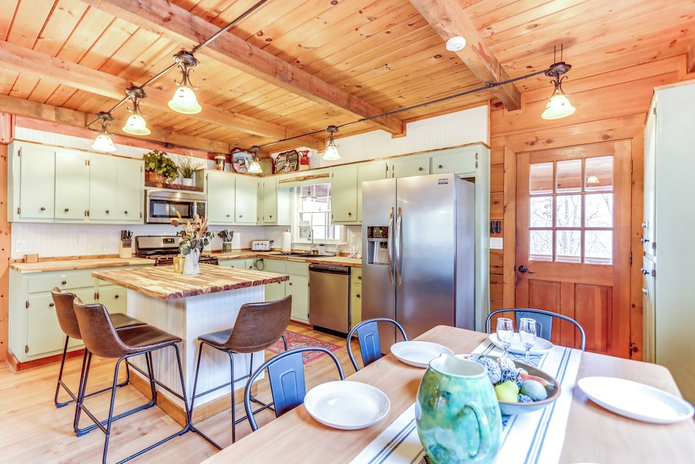 Cozy Ellijay Cabin: Hot Tub, Yard, & Resort Access