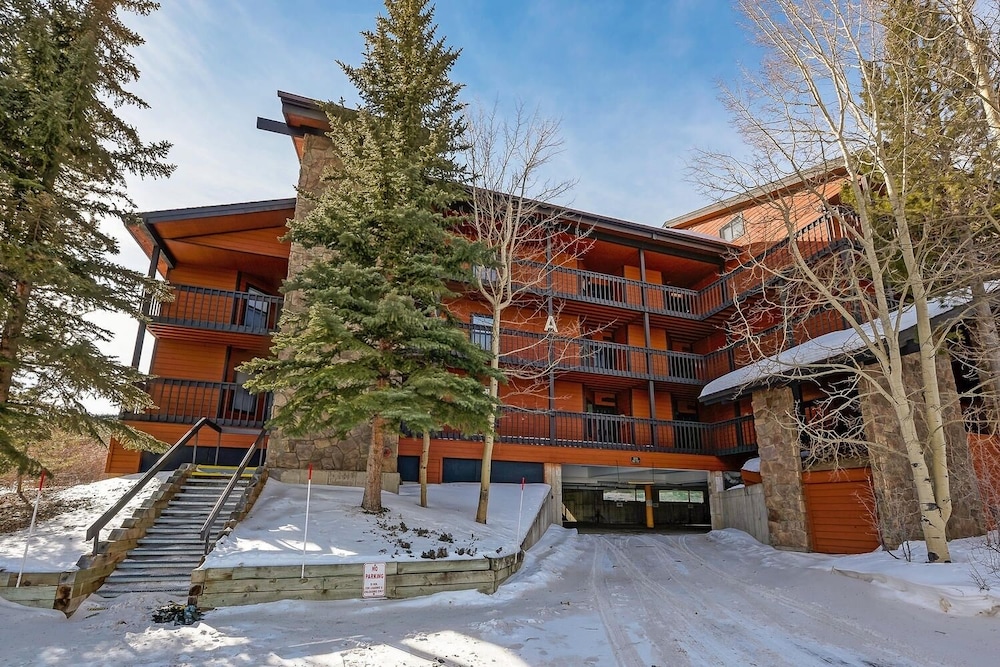 Mountainside 155a 2 Bedroom Condo by RedAwning