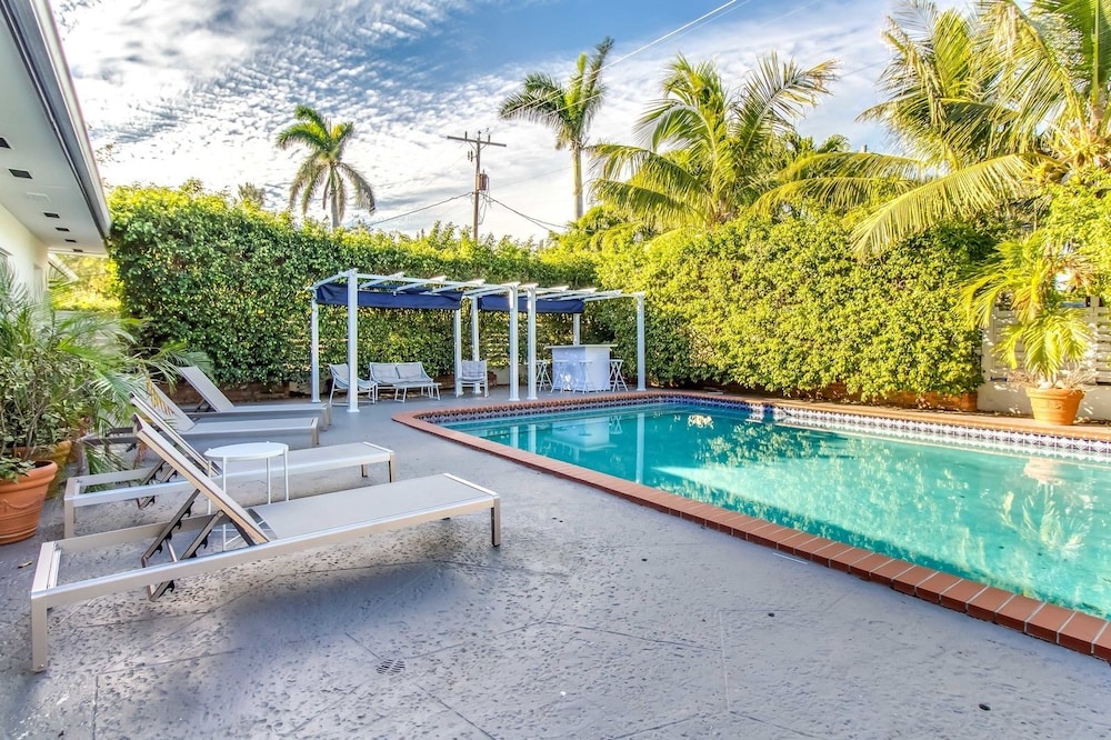 Chateau Hollywood Luxury Home & Pool near Hollywood Broadwalk - Image 4