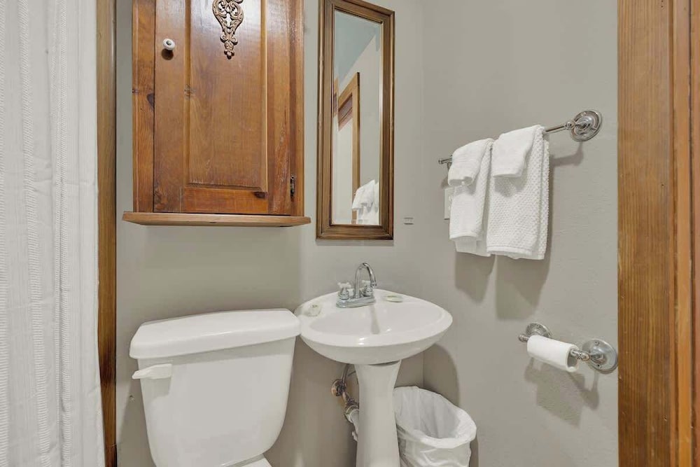 East Suite in Gillespie House -steps to Main Street!