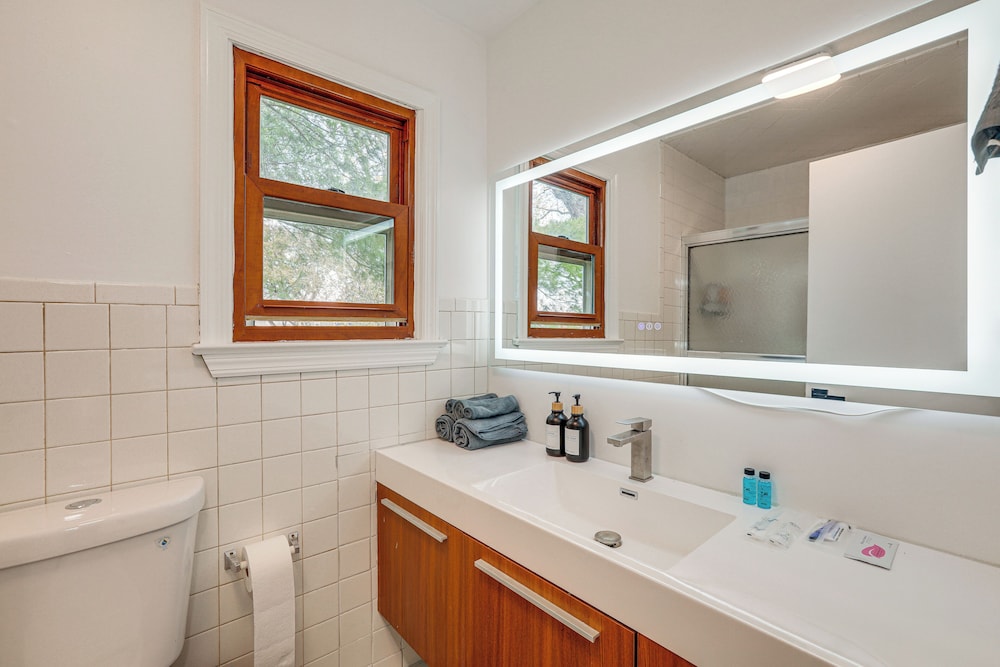 Updated Getaway w/ Sauna & Yard in Bloomsbury!