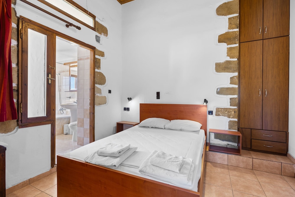 Countryside Apartment 2 With Shared Swimming Pool
