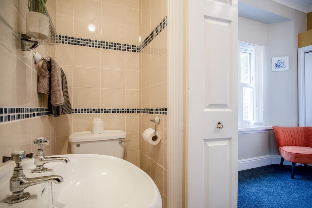 The Lanterns - 9 Bedroom - Sleeps 17 - Saundersfoot Village Centre