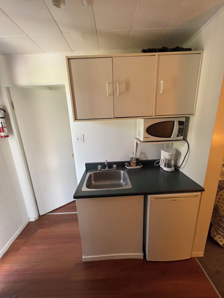 Monashee Motel