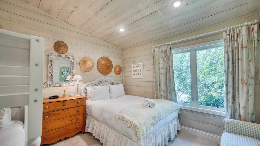 Glen Ellen Escape 5BR Retreat w/ Pool, Hot Tub, Hammocks & Vineyard Views