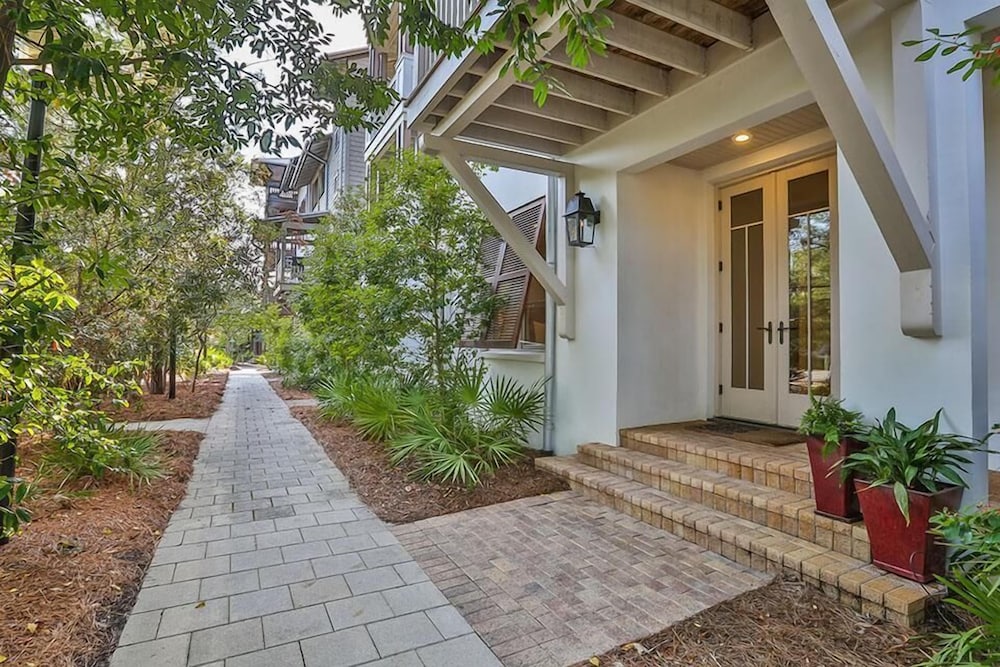 SIMMONS TOWNHOUSE 4 Bedroom Holiday Home by Five Star Properties