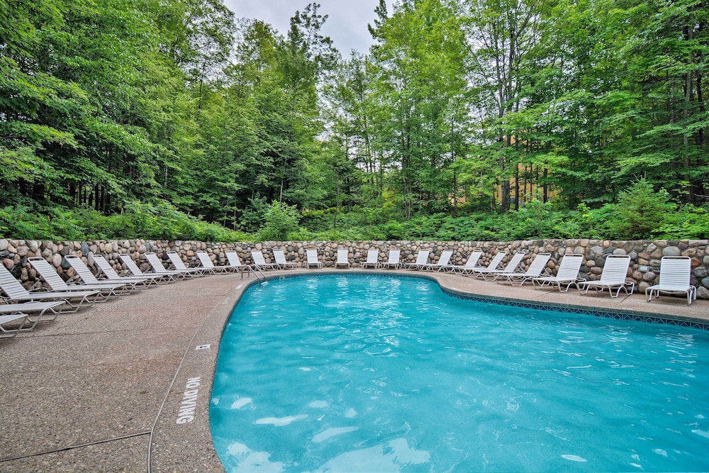 1 Mi to Nubs Nob Ski Resort: Harbor Springs Condo