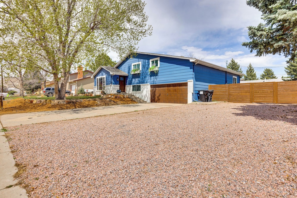 1 Mi to Attractions: Getaway w/ Mtn Views!