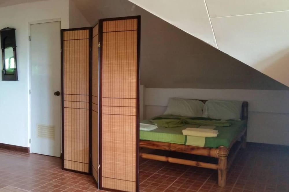 Charming 6-bed House in Puerto Galera view 4