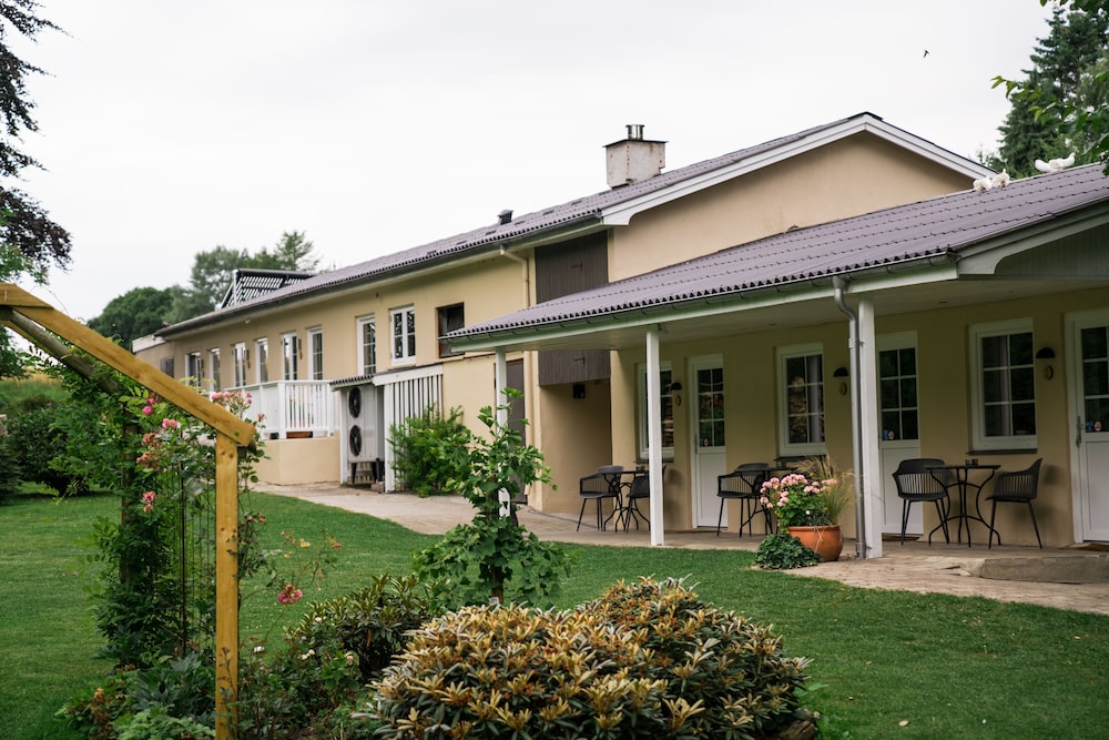 Hotel By The Bridge Bed & Breakfast - Image 1