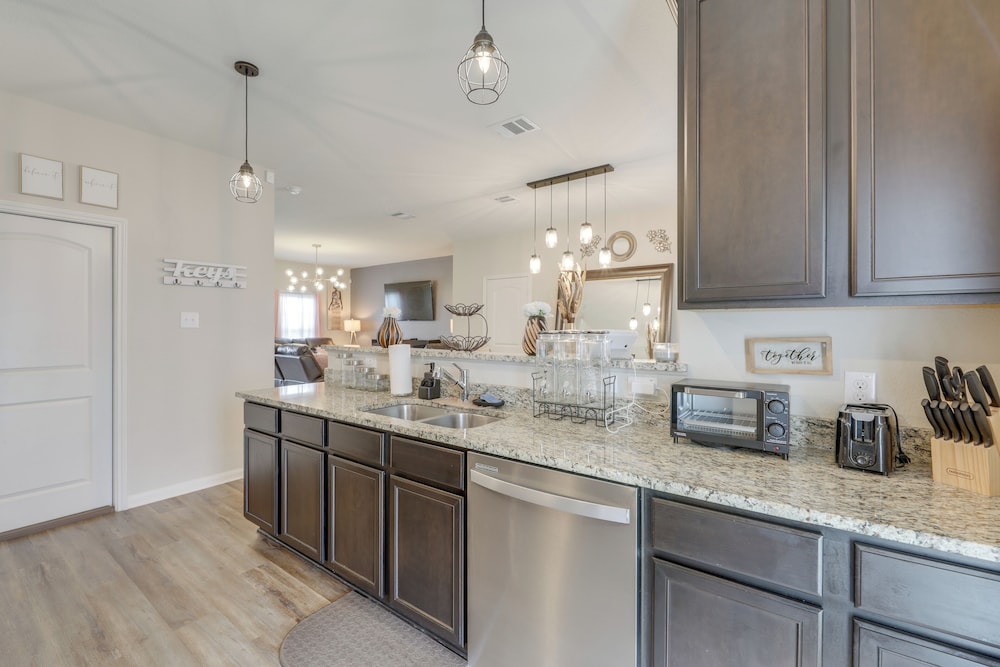 Pet-friendly Home w/ Fenced Yard in Manor