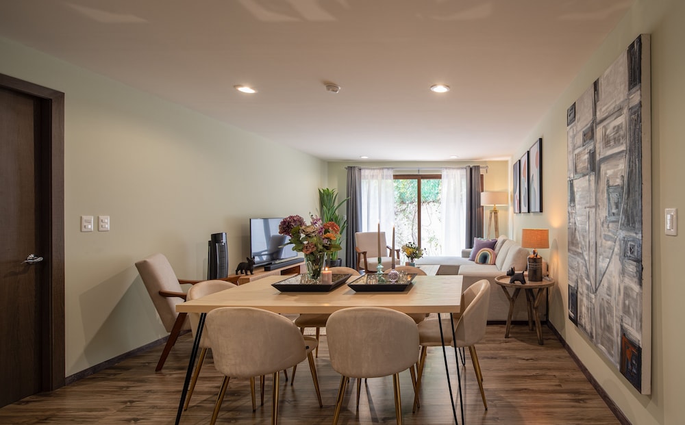 HOLT - Boutique 2BR Puente Viejo Residencial view 2