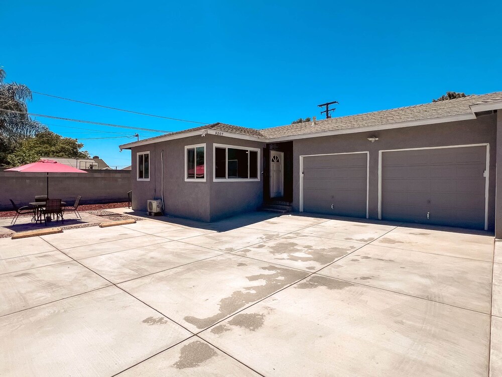 Cozy 2BR Home With Bright Interior Relaxing Patio