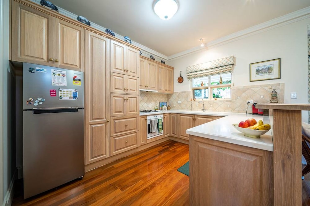 Glenelg Beach Stylish 2 Story Townhouse Sea View
