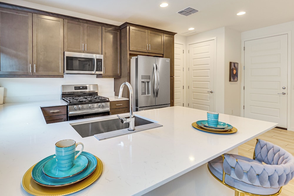 Lake + Mtn Views: Modern Apache Junction Getaway