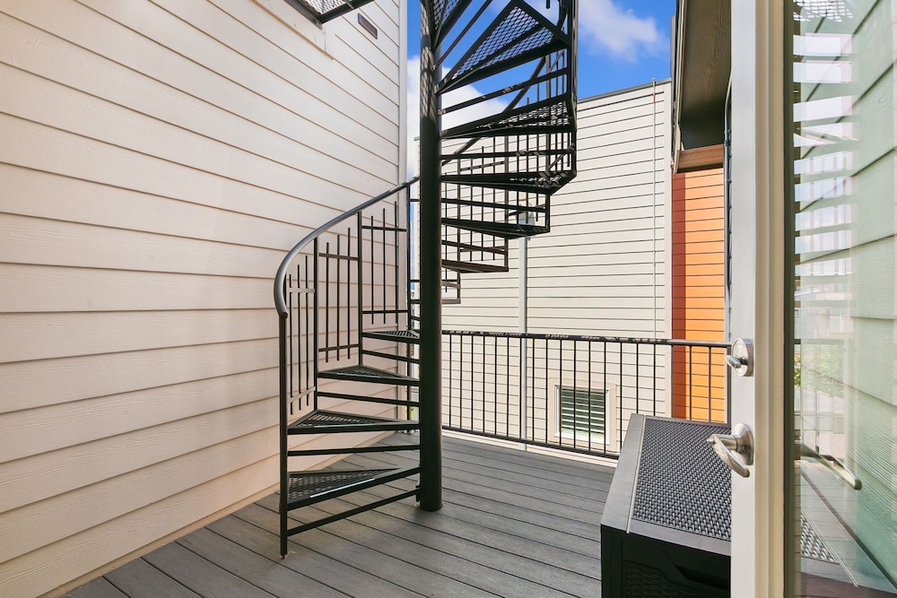 The Cycle Haus - Rooftop Deck With Hot Tub & Views