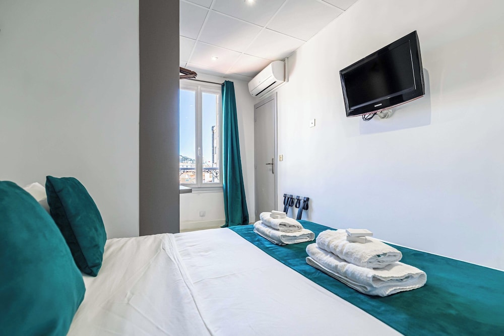 Hotel Avaton - Cosy Bedroom - Cannes Centre