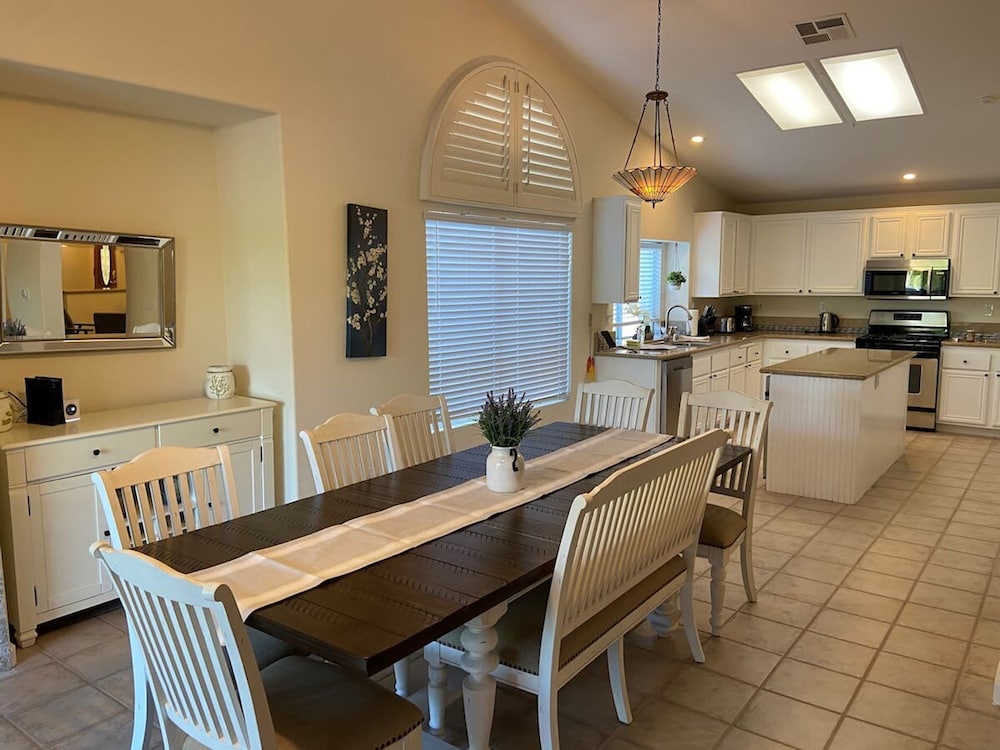 Stunning 5 Star Home Retreat Private Pool Spa BBQ 4 BR