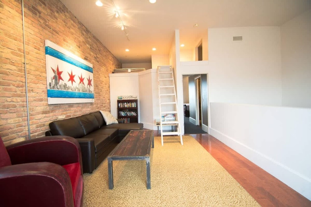 Amazing Wicker Park Penthouse With Skyline Views