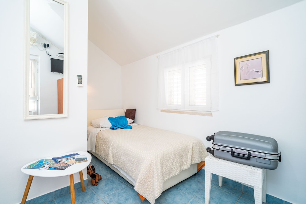 Jele Rooms