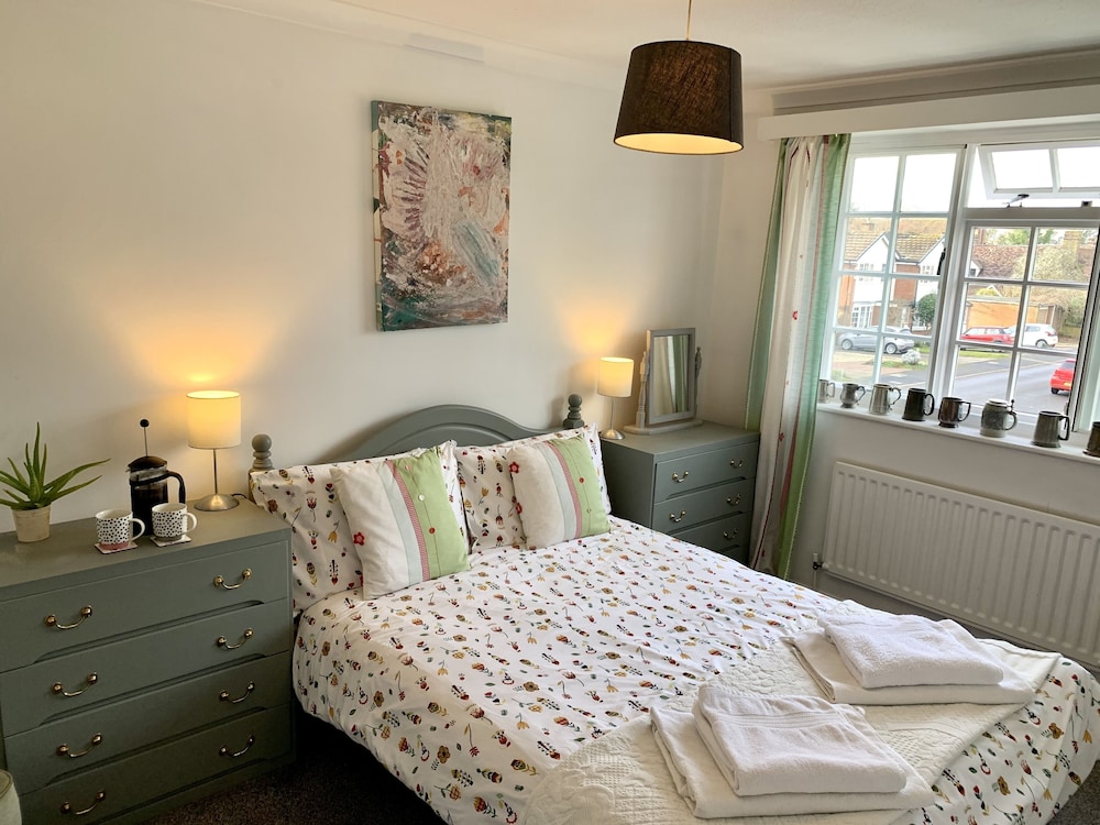 Stylish Central House Next To Warwick Castle view 3