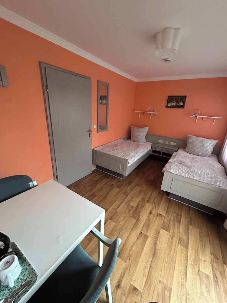2-Rent Group Hostel Rooms AUB162