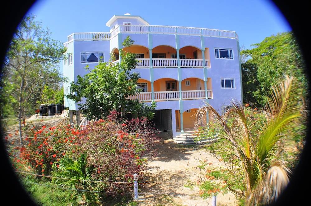 Hotel Jah Freedom Inn Negril - Image 1