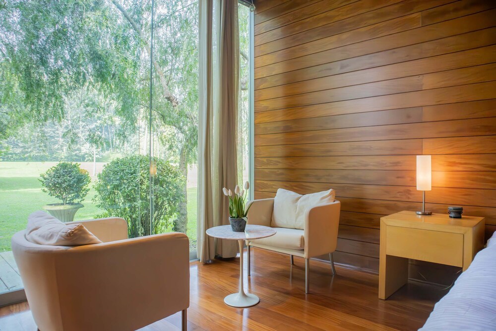 w Elegant 5BR Home w Pool in Cieneguilla